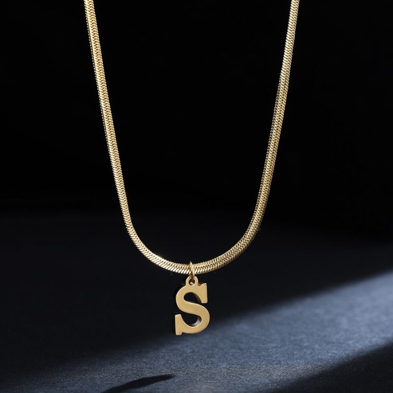 Colar Feminino Com Pingente de Letras Banhado em Ouro 18K