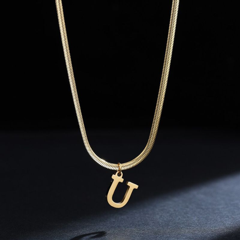 Colar Feminino Com Pingente de Letras Banhado em Ouro 18K