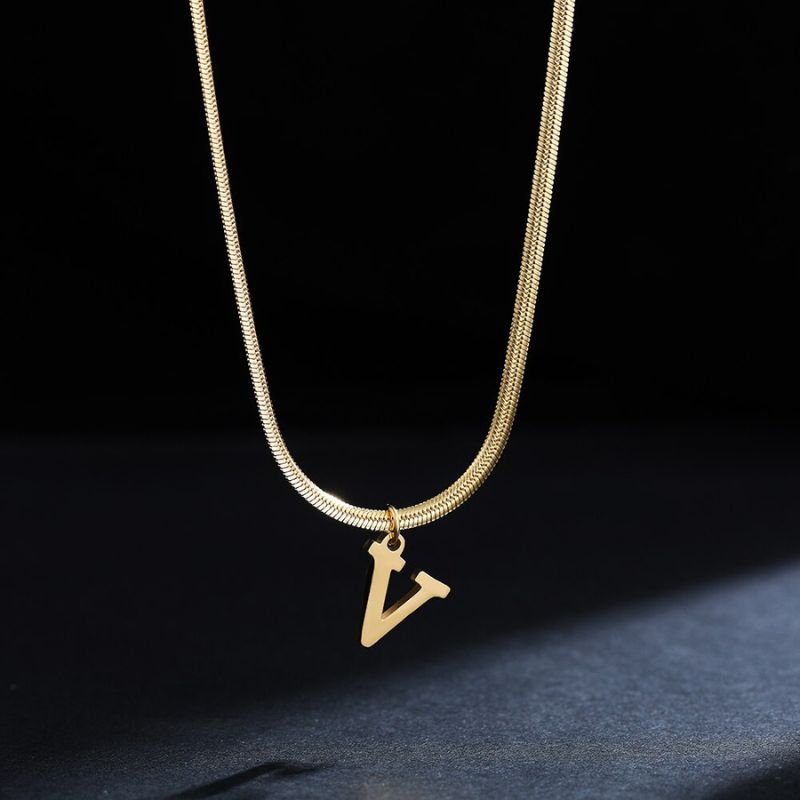 Colar Feminino Com Pingente de Letras Banhado em Ouro 18K