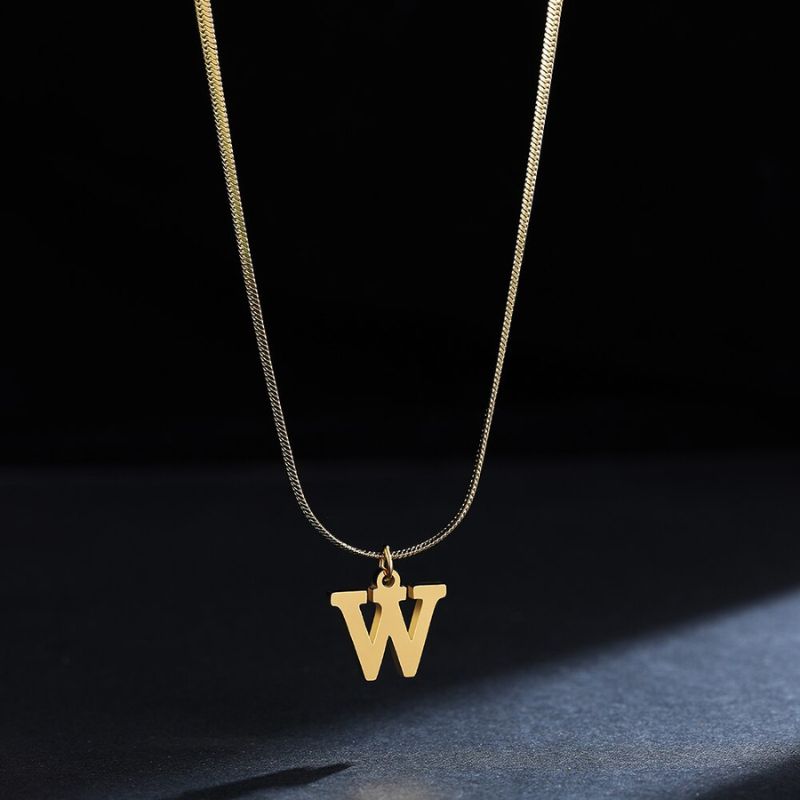 Colar Feminino Com Pingente de Letras Banhado em Ouro 18K