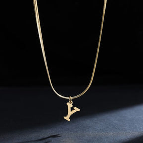 Colar Feminino Com Pingente de Letras Banhado em Ouro 18K