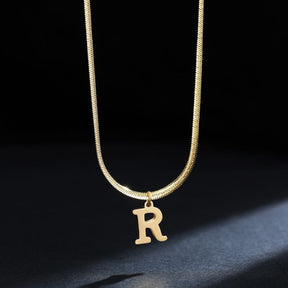 Colar Feminino Com Pingente de Letras Banhado em Ouro 18K