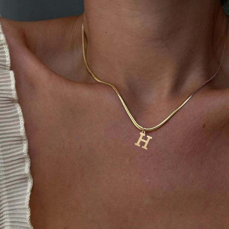 Colar Feminino Com Pingente de Letras Banhado em Ouro 18K