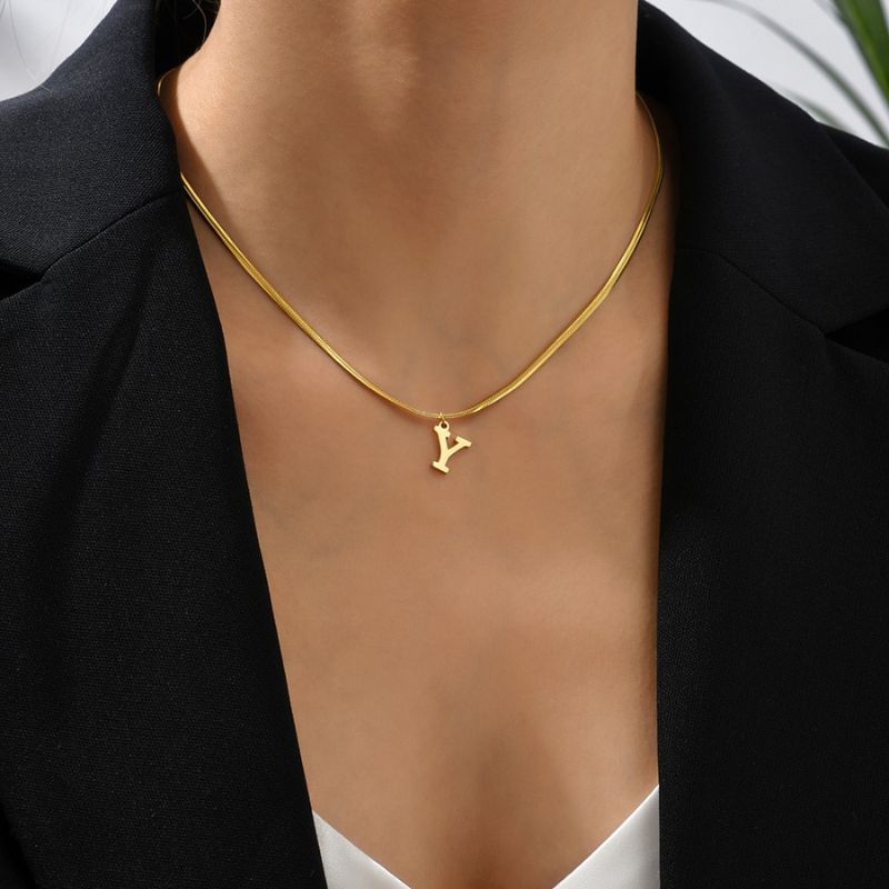 Colar Feminino Com Pingente de Letras Banhado em Ouro 18K