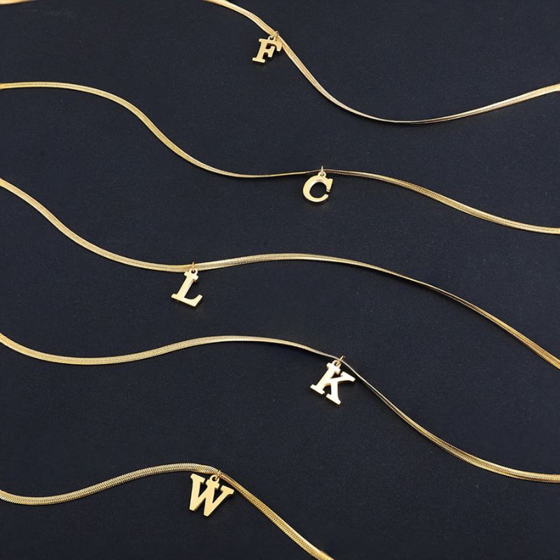 Colar Feminino Com Pingente de Letras Banhado em Ouro 18K