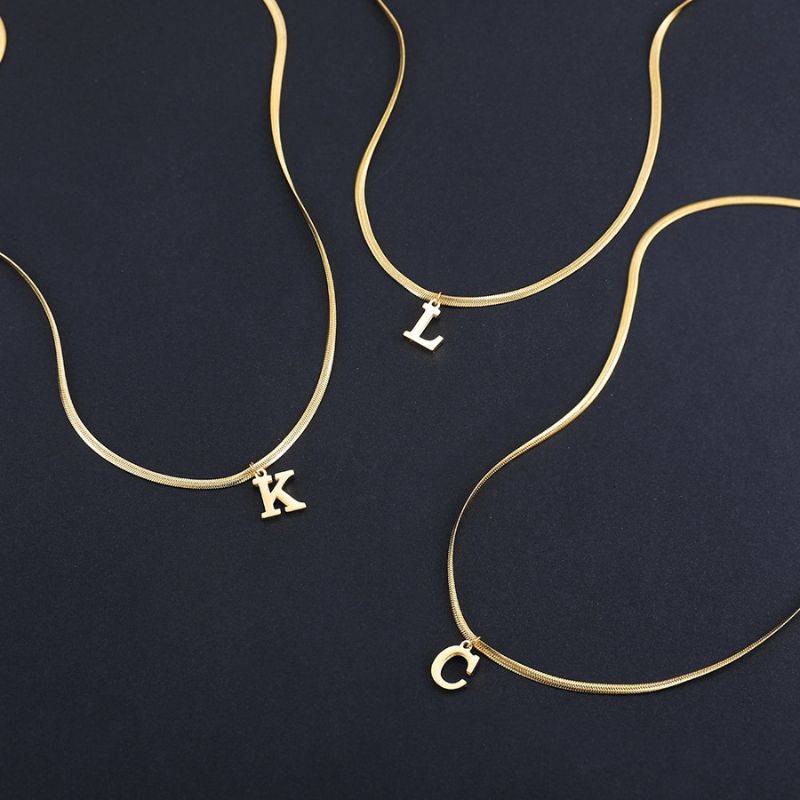 Colar Feminino Com Pingente de Letras Banhado em Ouro 18K