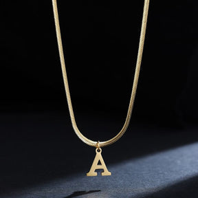 Colar Feminino Com Pingente de Letras Banhado em Ouro 18K