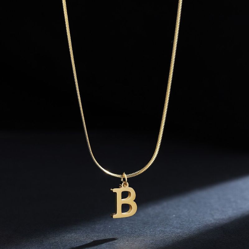 Colar Feminino Com Pingente de Letras Banhado em Ouro 18K