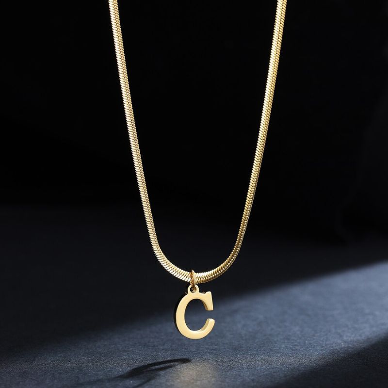 Colar Feminino Com Pingente de Letras Banhado em Ouro 18K