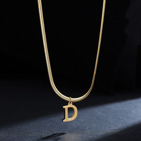 Colar Feminino Com Pingente de Letras Banhado em Ouro 18K