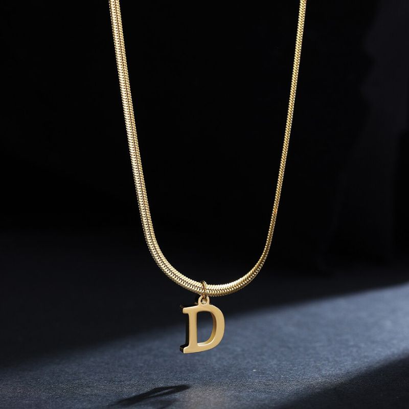 Colar Feminino Com Pingente de Letras Banhado em Ouro 18K