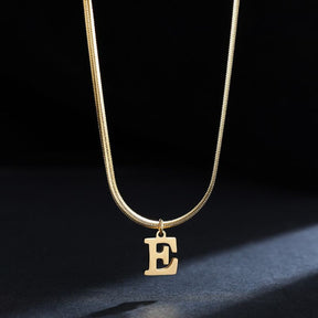 Colar Feminino Com Pingente de Letras Banhado em Ouro 18K