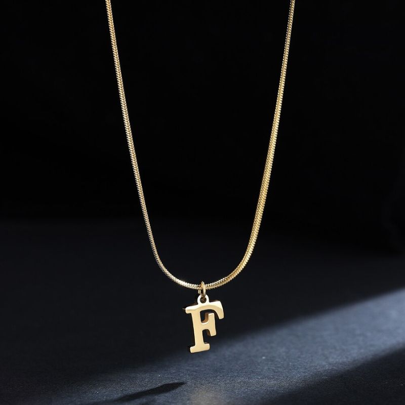 Colar Feminino Com Pingente de Letras Banhado em Ouro 18K