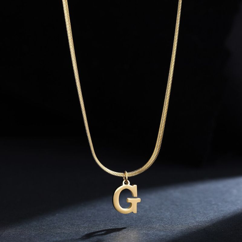 Colar Feminino Com Pingente de Letras Banhado em Ouro 18K