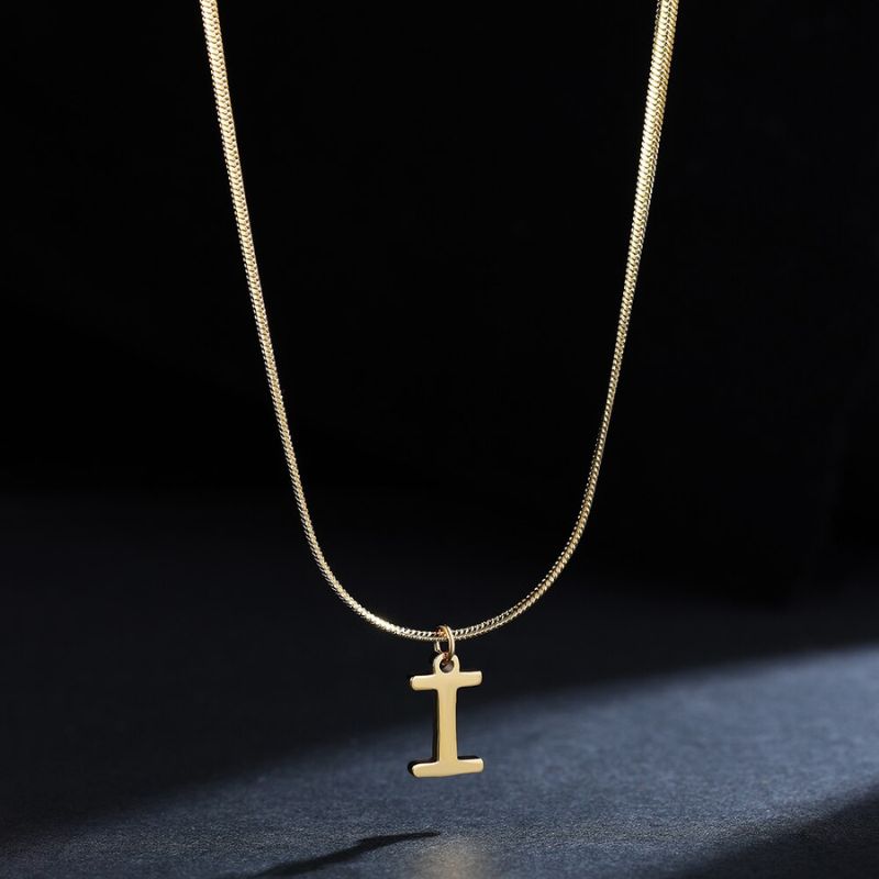 Colar Feminino Com Pingente de Letras Banhado em Ouro 18K