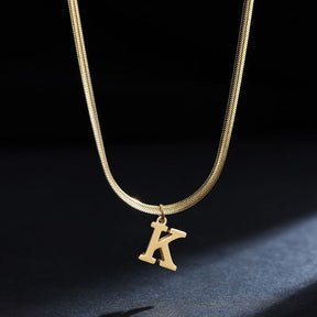 Colar Feminino Com Pingente de Letras Banhado em Ouro 18K