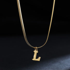 Colar Feminino Com Pingente de Letras Banhado em Ouro 18K