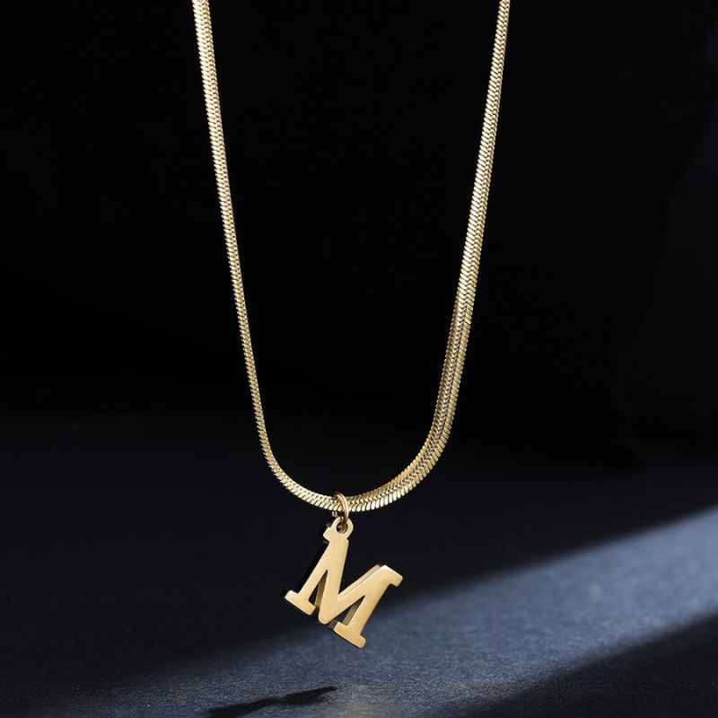 Colar Feminino Com Pingente de Letras Banhado em Ouro 18K