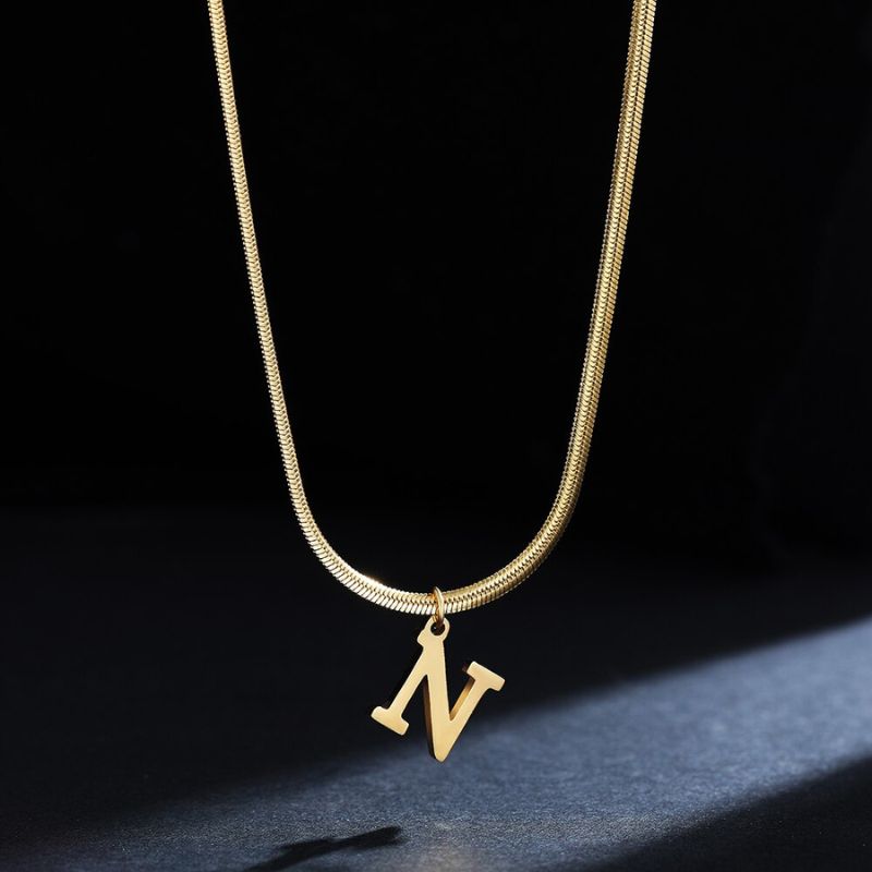 Colar Feminino Com Pingente de Letras Banhado em Ouro 18K