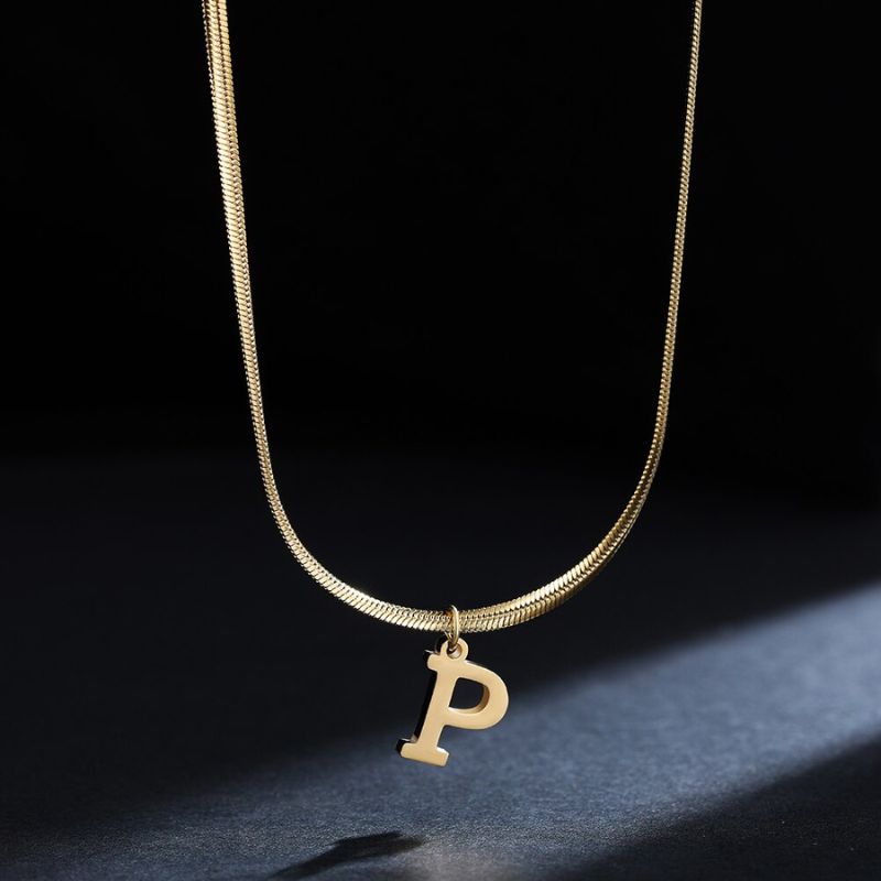 Colar Feminino Com Pingente de Letras Banhado em Ouro 18K