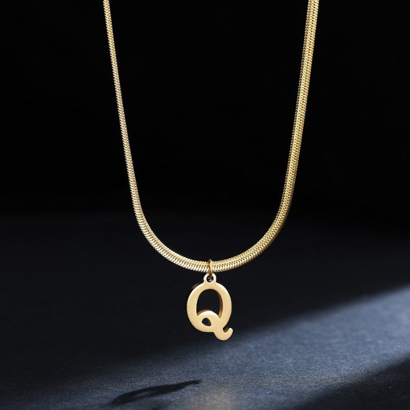 Colar Feminino Com Pingente de Letras Banhado em Ouro 18K