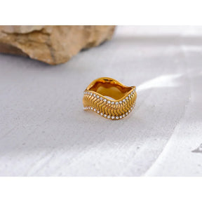 Anel Feminino Torcido com Pedra Zircônia Banhado em Ouro 18K